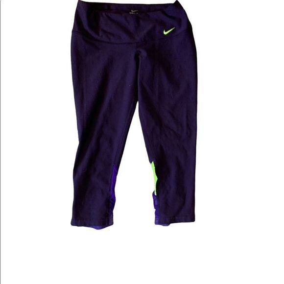 CUTE PURPLE Nike ATHLETIC capris size small - Picture 1 of 5